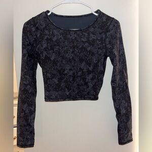 Lululemon Size 2 cropped black texture long sleeve top